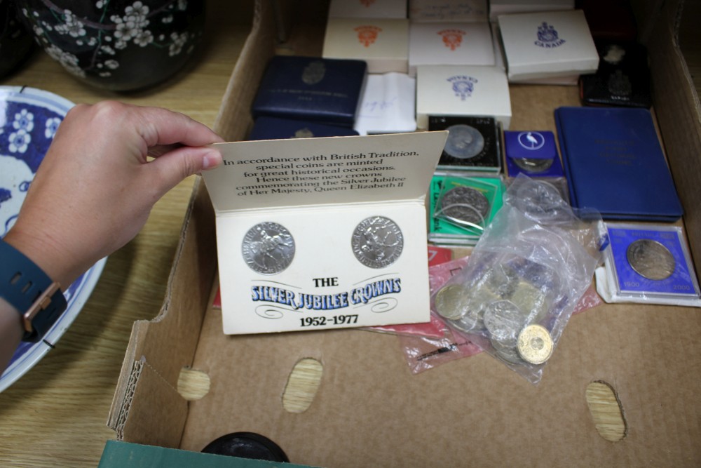 A collection of mainly modern coins, mostly crowns, many in original presentation boxes